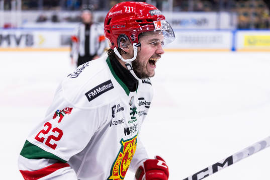 Moras Måns Carlsson jublar