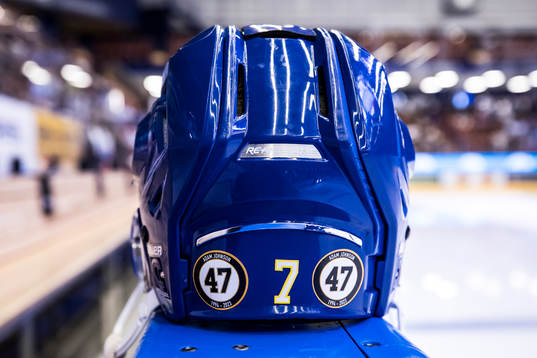 Hjälmar med hyllning till Adam Johnson