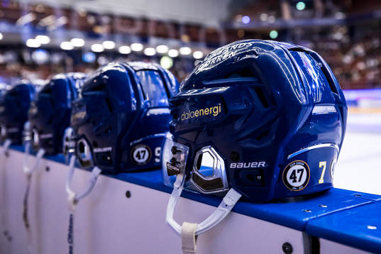 Hjälmar med hyllning till Adam Johnson