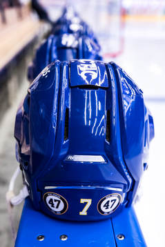 Hjälmar med hyllning till Adam Johnson