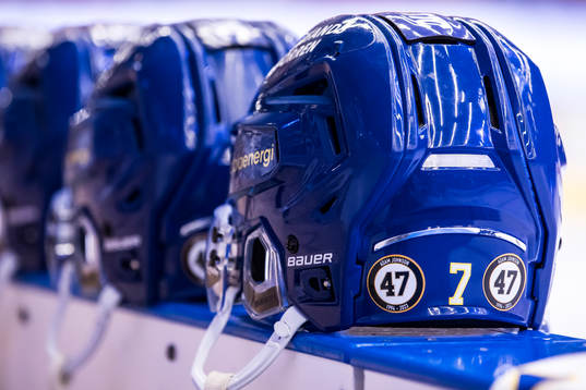 Hjälmar med hyllning till Adam Johnson