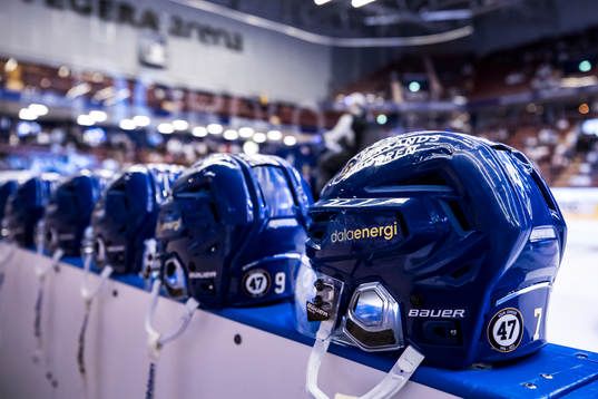 Hjälmar med hyllning till Adam Johnson