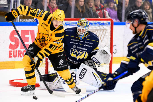 Skellefteås Linus Lindström och HV71s målvakt Joni Ortio