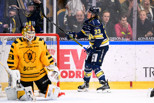 HV71s Måns Lindbäck jublar