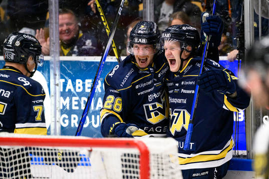 HV71s Joonas Nättinen och Tommi Tikka jublar