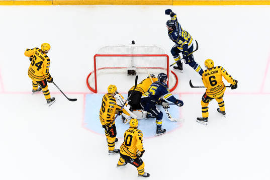 HV71s Tommi Tikka jublar