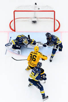 Skellefteås Rickard Hugg gör 2-1 bakom HV71s målvakt