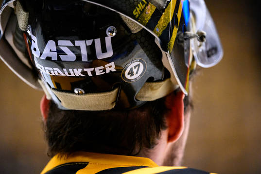 Hjälm med hyllning till Adam Johnson