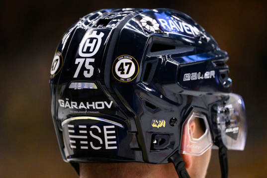 Hjälm med hyllning till Adam Johnson