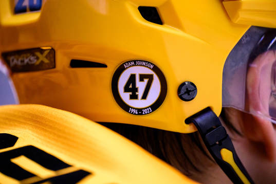 Hjälm med hyllning till Adam Johnson