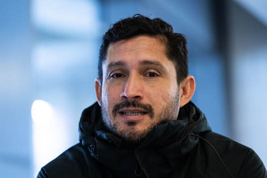 Tränare Pablo Pinones-Arce i mixade zonen