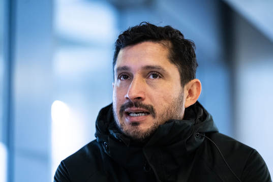 Tränare Pablo Pinones-Arce i mixade zonen