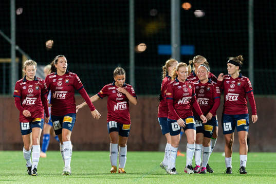 Örgrytes spelare jublar med Emma Thölin efter reduceringen 1-5