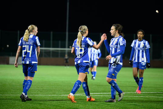 IFK Göteborgs Felicia Holmberg, målskytten Ebba Fjordskär och Victoria Svanström jublar efter 1-6