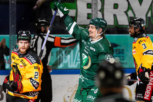 Färjestads David Tomasek jublar