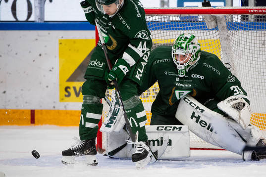 Färjestads Jonathan Andersson och målvakt Carl Lindbom