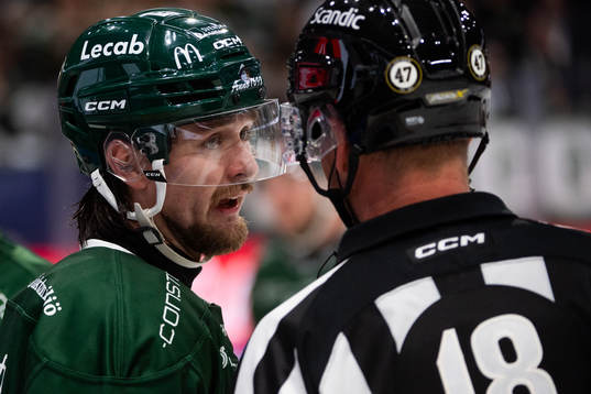 Färjestads Linus Johansson och huvuddomare Mikael Nord