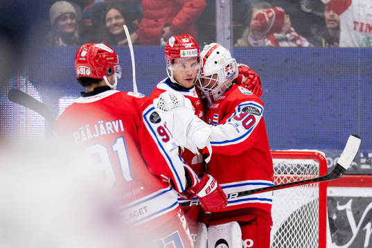 Timrås Didrik Strömberg och målvakt Jacob Johansson