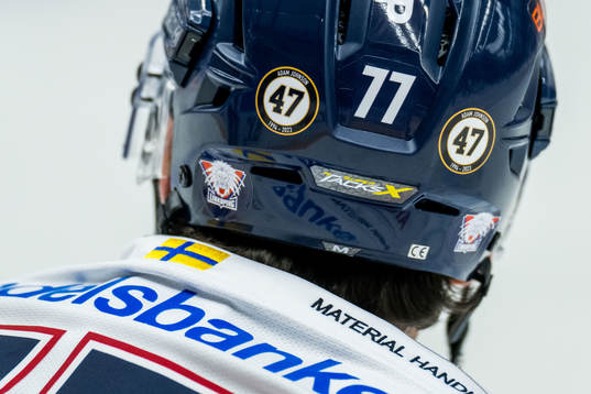 Linköping HCs Taylor Leier med ett klistermärke til minne