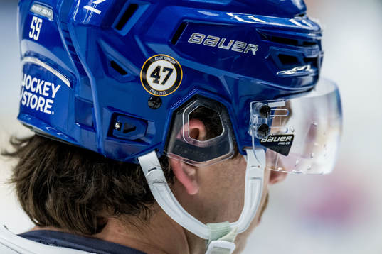 IK Oskarshamns David Quenneville med ett klistermärke till