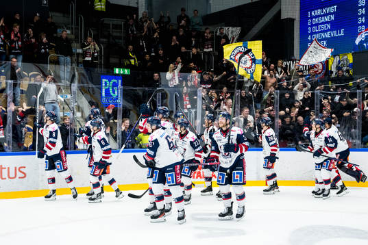 Linköpings spelare jublar med supportrar