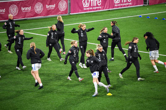 IK Uppsalas spelare värmer upp
