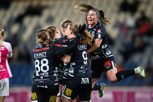 Örebros spelare jublar efter 0-1