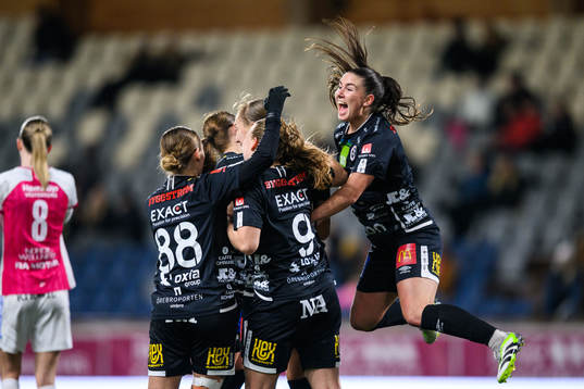 Örebros spelare jublar efter 0-1