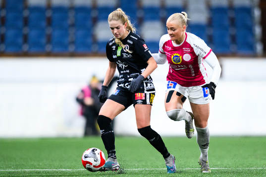 Örebros Regan Steigleder och IK Uppsalas Klara Folkesson