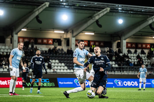 Gefles Kevin Persson och Utsiktens Lucas Hedlund i en