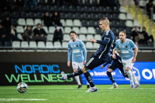 Utsiktens Lucas Hedlund missar en straff