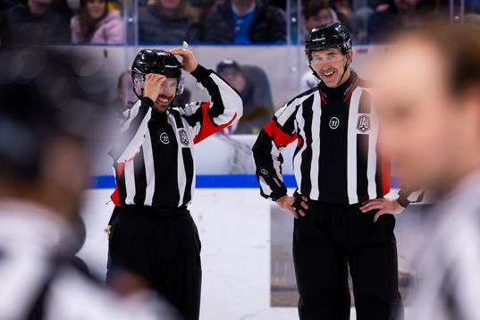 Domare Mattias Enroth och Linus Öhlund