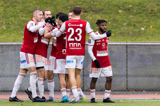 Sandvikens Martin Springfeldt jublar tillsammans med sina lagkamrater efter 0-1