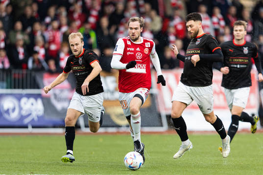FC Stockholms Jens Stigedahl och Luka Dobrijevic  försvarar sig mot Sandvikens Martin Springfeldt