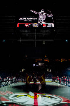 Tyst minut för bortgångne Adam Johnson innan