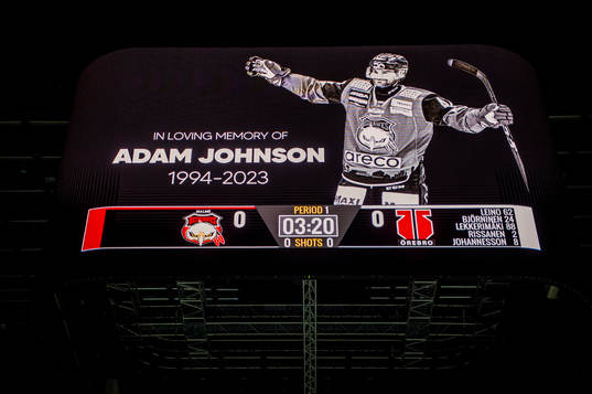 Tyst minut för bortgångne Adam Johnson innan