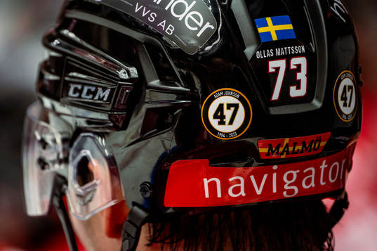 Malmö Redhawks Adam Ollas Mattsson bär en hyllning till
