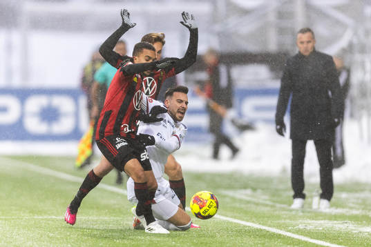 Östersunds Erick Brendon Pinheiro da Silva och Östers Dzenis Kozica