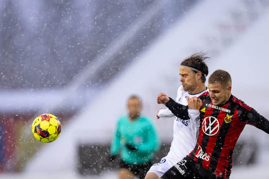 Östers Thorri Mar Thorisson i kamp med Östersunds Mykola Musolitin