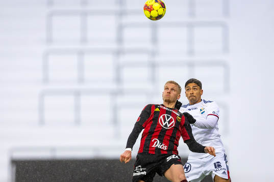 Östersunds Andre Österholm i kamp med Östers Lukas Bergquist 