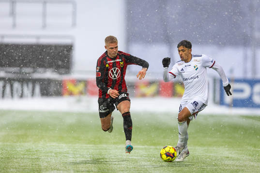Östers Lukas Bergquist i kamp med Östersunds Andre Österholm