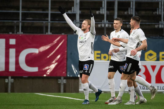 Örebros Kalle Holmberg jublar efter 1-0
