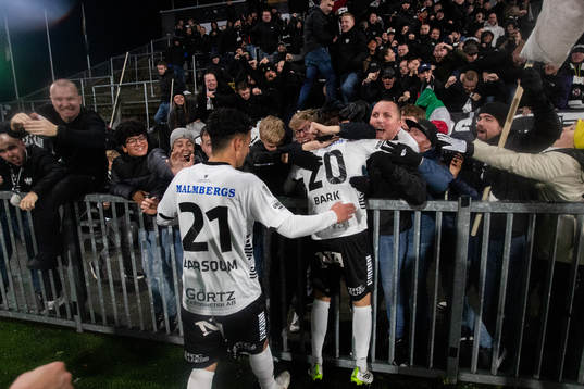 Örebros Adam Bark jublar med supportrar