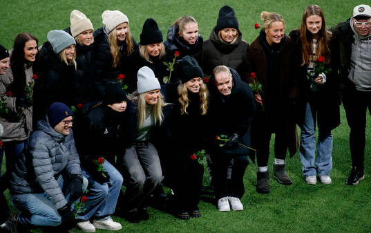 s damer hyllas i paus under fotbollsmatchen i Superettan mellan Örebro och Landskrona den 4 november 2023 i Örebro. 