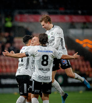 Örebros David Seger, Kevin Walker och Niclas Bergmark jublar vid 3-1