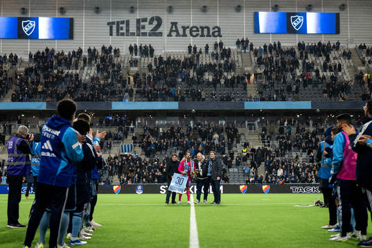Djurgårdens målvakt Tommi Vaiho tackas