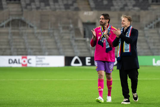 Djurgårdens målvakt Tommi Vaiho och Elliot Käck tackas