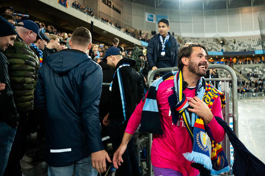 Djurgårdens målvakt Tommi Vaiho tackas