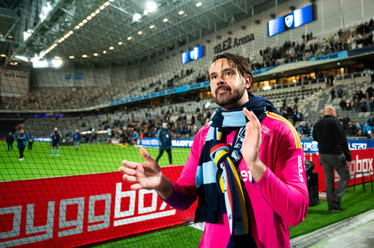Djurgårdens målvakt Tommi Vaiho tackas