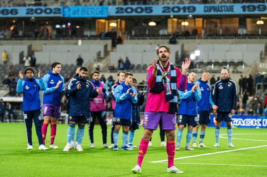 Djurgårdens målvakt Tommi Vaiho tackas